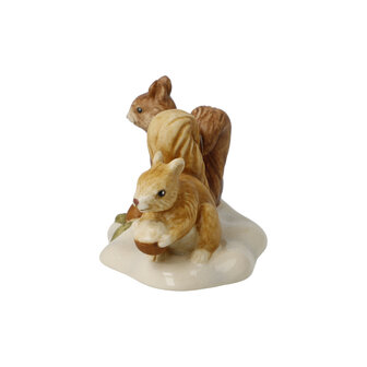 Goebel - Kerst | Decoratief beeld / figuur Eekhoorns op zoek naar voedsel | Aardewerk - 7cm