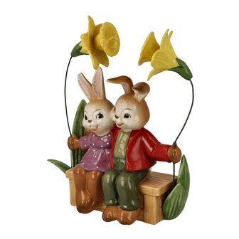 Goebel - Pasen | Decoratief beeld / figuur Haas Onze kleine wereld | Aardewerk - 18cm - Paashaas - 2024