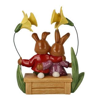 Goebel - Pasen | Decoratief beeld / figuur Haas Onze kleine wereld | Aardewerk - 18cm - Paashaas - 2024
