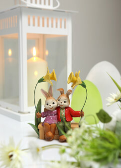 Goebel - Pasen | Decoratief beeld / figuur Haas Onze kleine wereld | Aardewerk - 18cm - Paashaas - 2024