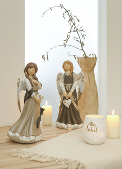 Goebel - Kerst | Decoratief beeld Engel Verbonden in hart | Porselein - 29cm - 2025