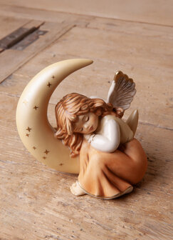 Goebel - Kerst | Decoratief beeld Engel Kleine droomreis | Aardewerk - 9cm - 2025