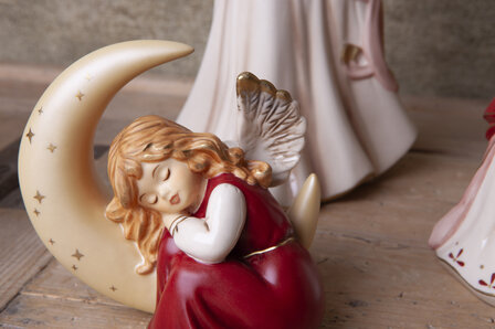 Goebel - Kerst | Decoratief beeld Engel Kleine droomreis rood | Aardewerk - 9cm - 2025