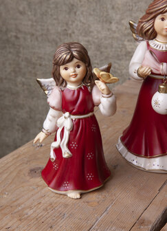 Goebel - Kerst | Decoratief beeld Engel Uw reisgenoot rood | Aardewerk - 12cm - 2025