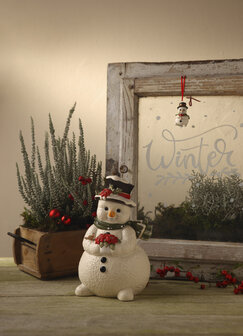 Goebel - Kerst | Decoratief beeld Sneeuwpop - In de besneeuwde tuin | Aardewerk - 22cm - Limited Edition - 2025