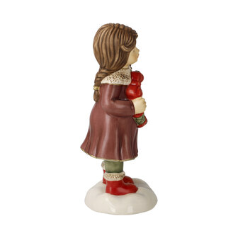 Goebel - Kerst | Decoratief beeld Meisje - Een krans voor Advent | Aardewerk - 14cm - 2025