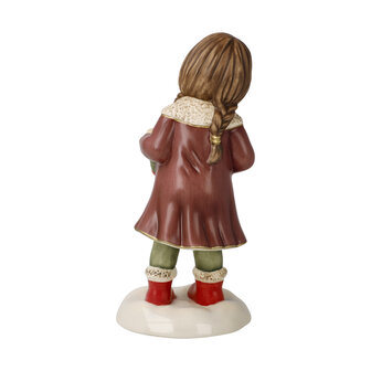Goebel - Kerst | Decoratief beeld Meisje - Een krans voor Advent | Aardewerk - 14cm - 2025