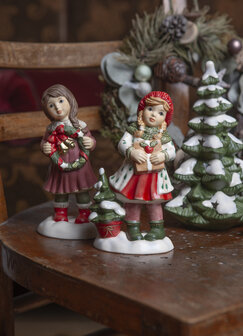 Goebel - Kerst | Decoratief beeld Meisje - Een krans voor Advent | Aardewerk - 14cm - 2025