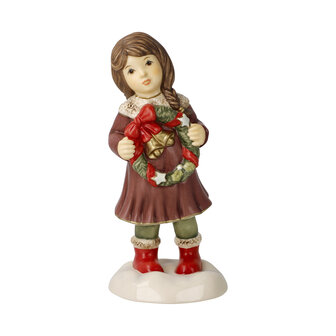Goebel - Kerst | Decoratief beeld Meisje - Een krans voor Advent | Aardewerk - 14cm - 2025