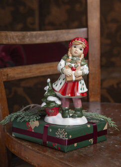 Goebel - Kerst | Decoratief beeld Meisje - Geef met liefde | Aardewerk - 14cm - 2025