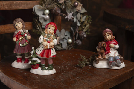 Goebel - Kerst | Decoratief beeld Meisje - Vrienden voor altijd | Aardewerk - 11cm - 2025