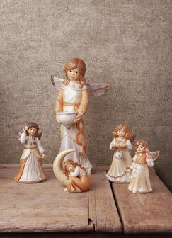 Goebel - Kerst | Decoratief beeld Engel Verkleed voor het festival | Aardewerk - 15cm - 2025