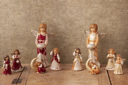 Goebel - Kerst | Decoratief beeld Engel In de magie van Kerstmis | Aardewerk - 33cm - 2025