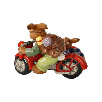 Goebel - Pasen | Decoratief beeld Haas Plezierrit | Aardewerk - 16cm - Paashaas - Limited Edition - 2026