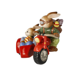 Goebel - Pasen | Decoratief beeld Haas Plezierrit | Aardewerk - 16cm - Paashaas - Limited Edition - 2026