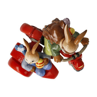 Goebel - Pasen | Decoratief beeld Haas Plezierrit | Aardewerk - 16cm - Paashaas - Limited Edition - 2026