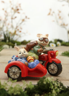 Goebel - Pasen | Decoratief beeld Haas Plezierrit | Aardewerk - 16cm - Paashaas - Limited Edition - 2026