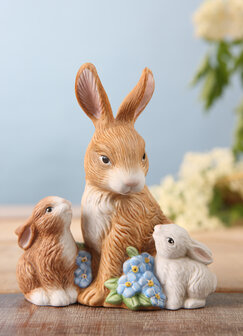 Goebel - Pasen | Decoratief beeld Natuurlijke Haas - Jaarhaas 2026 | Porselein - 13cm - Paashaas - Limited Edition