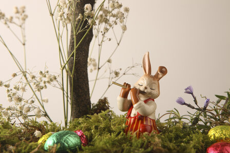 Goebel - Pasen | Decoratief beeld Haas Grappige fluitist | Aardewerk - 8cm - Paashaas - 2026