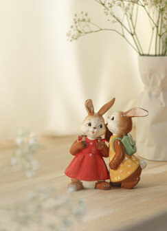 Goebel - Pasen | Decoratief beeld Haas Het geheim | Aardewerk - 11cm - Paashaas - 2026