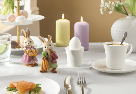 Goebel - Pasen | Decoratief beeld Haas Bloemen zijn de glimlach | Aardewerk - 12cm - Paashaas - 2026