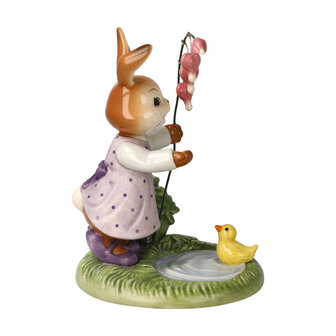 Goebel - Pasen | Decoratief beeld Haas Bloei is een wonder | Aardewerk - 13cm - Paashaas - 2026