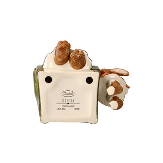 Goebel - Pasen | Decoratief beeld Haas Klassiek Nakomelingen | Aardewerk - 14cm - Paashaas - 2026 - Limited Edition