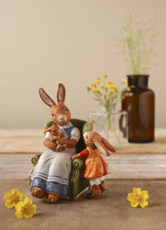 Goebel - Pasen | Decoratief beeld Haas Klassiek Nakomelingen | Aardewerk - 14cm - Paashaas - 2026 - Limited Edition