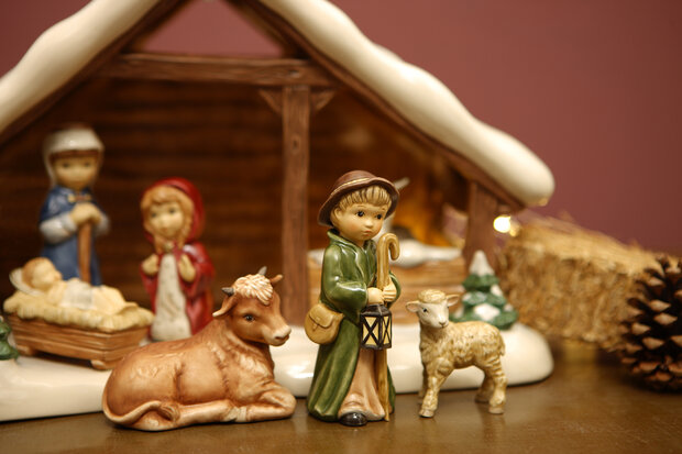 Goebel - Kerst | Decoratief beeld / figuur Kerststal set Dieren en Herder | Aardewerk - 11cm