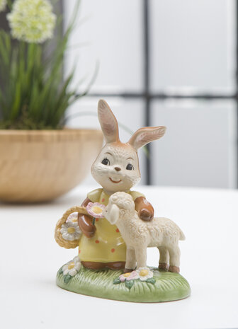 Goebel - Pasen | Decoratief beeld / figuur Haas Bunny Girl - Kleine traktatie | Aardewerk - 13cm - Paashaas