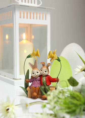 Goebel - Pasen | Decoratief beeld / figuur Haas Onze kleine wereld | Aardewerk - 18cm - Paashaas - 2024