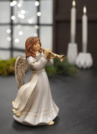 Goebel - Kerst | Decoratief beeld Engel Vrome trompettist | Aardewerk - 20cm - 2025