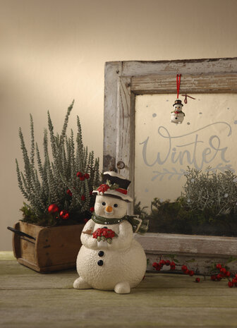 Goebel - Kerst | Decoratief beeld Sneeuwpop - In de besneeuwde tuin | Aardewerk - 22cm - Limited Edition - 2025