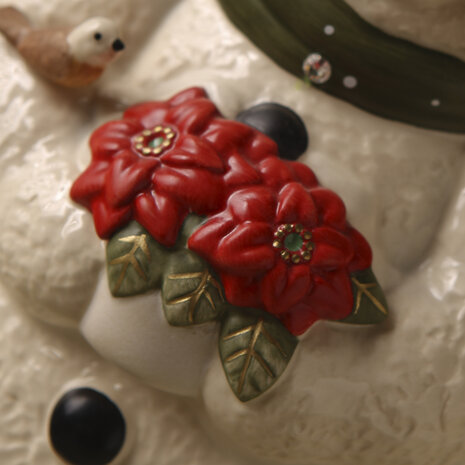 Goebel - Kerst | Decoratief beeld Sneeuwpop - In de besneeuwde tuin | Aardewerk - 22cm - Limited Edition - 2025