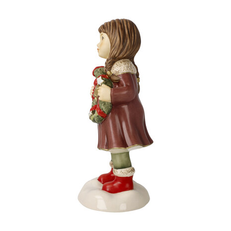 Goebel - Kerst | Decoratief beeld Meisje - Een krans voor Advent | Aardewerk - 14cm - 2025