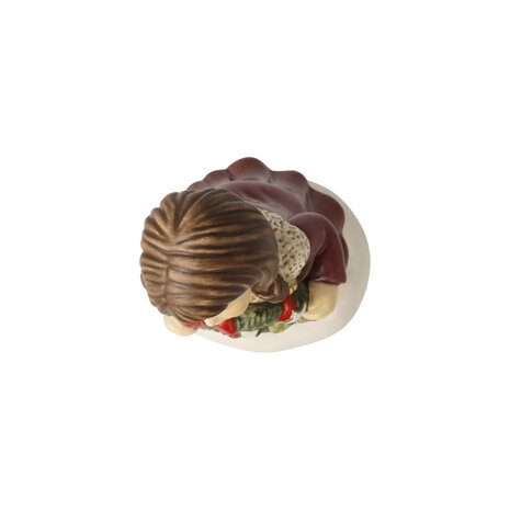 Goebel - Kerst | Decoratief beeld Meisje - Een krans voor Advent | Aardewerk - 14cm - 2025