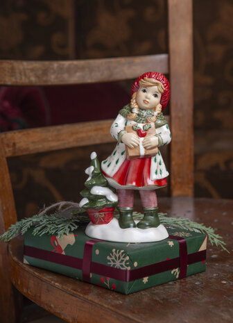 Goebel - Kerst | Decoratief beeld Meisje - Geef met liefde | Aardewerk - 14cm - 2025