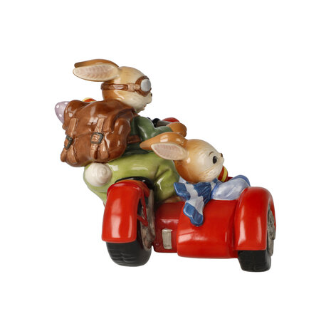 Goebel - Pasen | Decoratief beeld Haas Plezierrit | Aardewerk - 16cm - Paashaas - Limited Edition - 2026