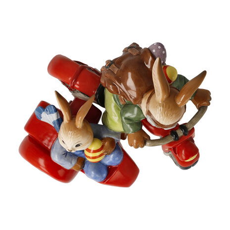 Goebel - Pasen | Decoratief beeld Haas Plezierrit | Aardewerk - 16cm - Paashaas - Limited Edition - 2026