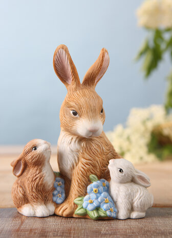 Goebel - Pasen | Decoratief beeld Natuurlijke Haas - Jaarhaas 2026 | Porselein - 13cm - Paashaas - Limited Edition