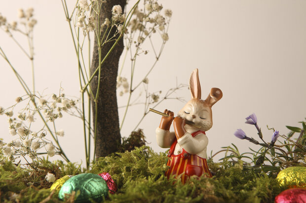 Goebel - Pasen | Decoratief beeld Haas Grappige fluitist | Aardewerk - 8cm - Paashaas - 2026