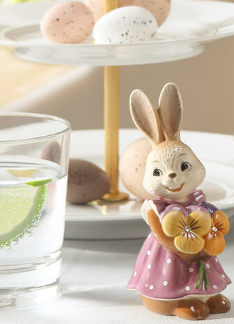 Goebel - Pasen | Decoratief beeld Haas Bloemen zijn de glimlach | Aardewerk - 12cm - Paashaas - 2026