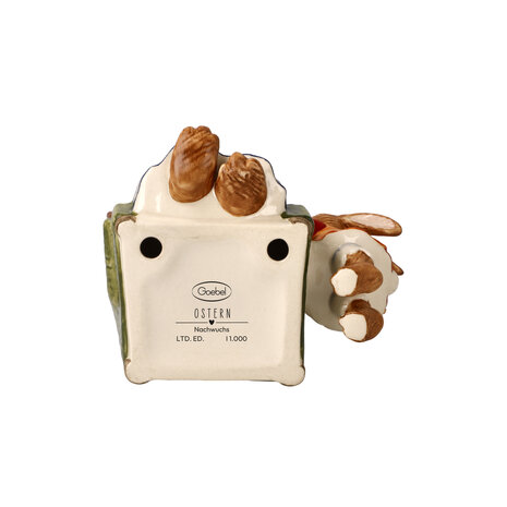 Goebel - Pasen | Decoratief beeld Haas Klassiek Nakomelingen | Aardewerk - 14cm - Paashaas - 2026 - Limited Edition