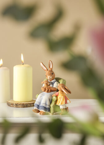 Goebel - Pasen | Decoratief beeld Haas Klassiek Nakomelingen | Aardewerk - 14cm - Paashaas - 2026 - Limited Edition