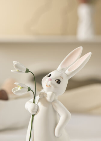 Goebel - P&acirc;ques | Figurine d&eacute;corative Li&egrave;vre de Blanche-Neige - Bienvenue au printemps | Porcelaine - 30 cm - 2026